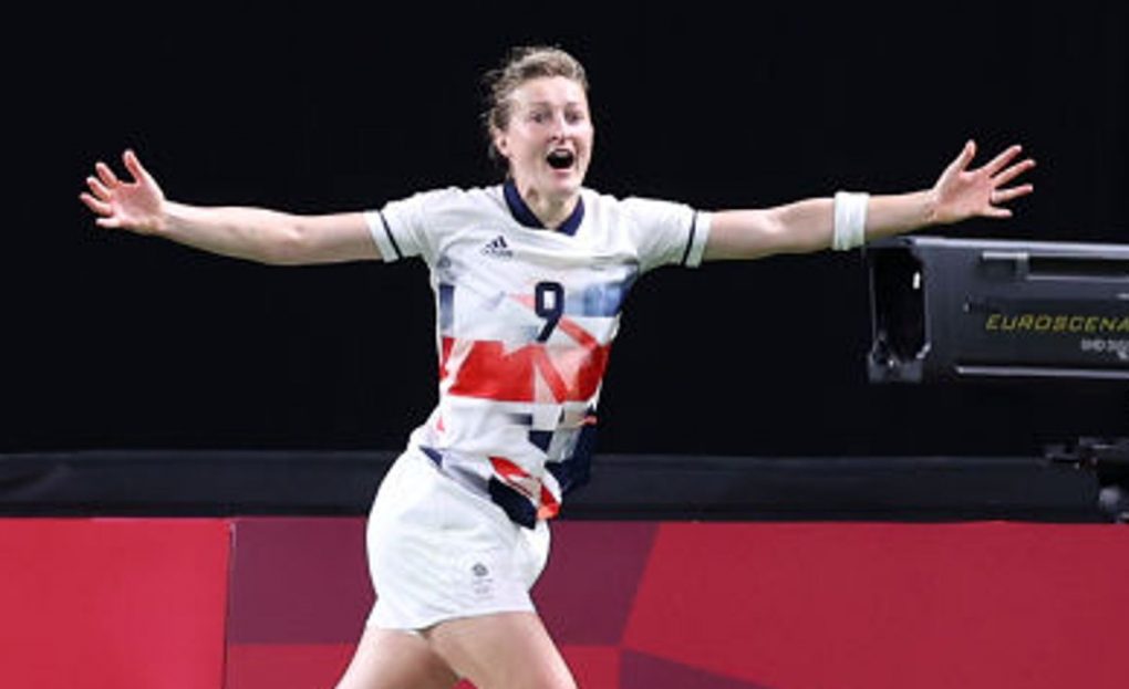 Biele hlavy GB Ženy vypadli