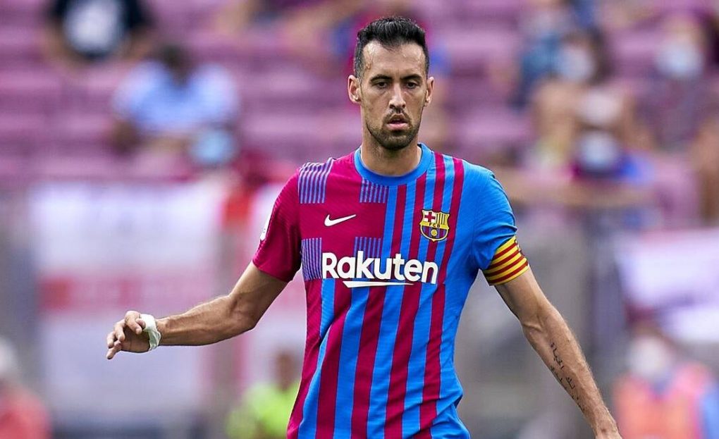 Sergio Busquets nalieha na Barcelonu, aby pokračovala v odchode z Messiho, zatiaľ čo Bayern čaká
